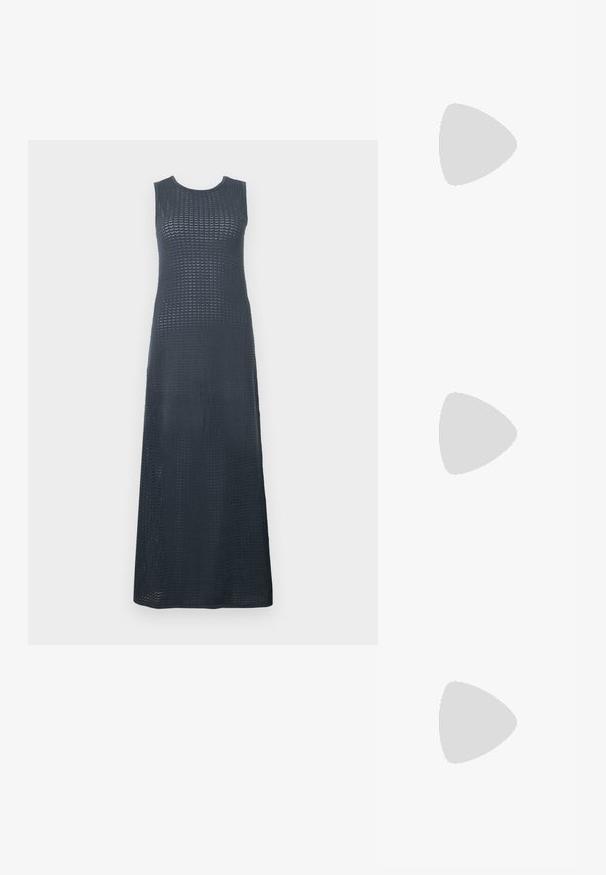 Pikk, ilma varrukat Kleid tumesinises värvitoonis. Omab tekstuuriga kudumismustrit, ümmargust kaelust ja sirget, voolavat siluetti.; Mustad musta lakknahk kingad, millel on terav varvas ja geomeetriline plokkkonts. Omab elegantselt minimalistlikku disaini ja sujuvat tekstuuri.; Mustmust mustraha kõverate joontega, eemaldatava rihmaga ja kuldsete detailidega. Kotil on klapp, millel on pandladetail.; Kuldkattega rõngaskõrvarõngad sujuva, poleeritud viimistlusega. Omavad poolringikujulist vormi ja turvalist postikinnitust.