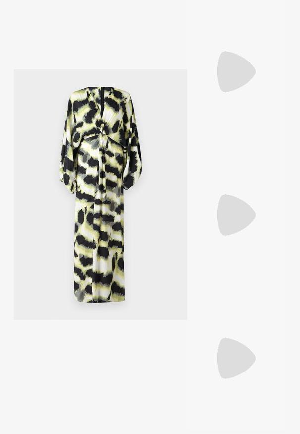 Diane von Furstenberg KASON DRESS - Dienas kleita - shadow green; Melnas laika patenta ādas dzīvokļu kurpes ar kvadrātu purngalu, potītes siksna ar sudraba furnitūru un platu zoli. Gluda tekstūra ar minimālu dizainu.; Maje MISS MINI - Soma ar siksnu pāri ķermenim - noir; Zelta tonī auskari ar vairākiem kaskādes ķēdēm, kas rotāti ar caurspīdīgiem ovāliem rhinestone akcentiem un dekoratīvām pīrsingiem.