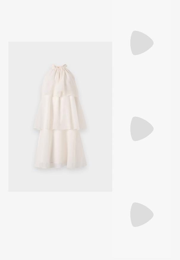 Rochie albă din țesătură ușoară, cu guler halter plisat, trei straturi fluide și o finisare netedă.; Pantofii negri din piele lăcuită cu toc înalt, vârf ascuțit, curea la gleznă și model texturat de crocodil. Design cu toc pătrat.; Geantă din piele neagră, cu o formă curbată, curea detașabilă și accesorii aurii. Geanta are un capac cu un detaliu tip cataramă.; Cercei din metal de culoare aurie cu un design elegant și curbat. Prezintă o formă distinctivă, ascuțită, o suprafață lustruită și un sistem de închidere cu balama.