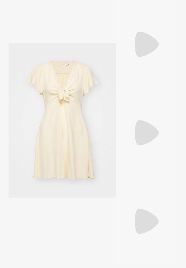 Īsām piedurknēm, gaiši dzeltena kleita ar sasienamu priekšu. Mīksta, teksturēta auduma, V veida kakla izgriezums un paplašināts svārku griezums nodrošina brīvu piegriezumu.; Melna lakota āda ar atvērto papēdi, ar smailu purngalu un ģeometrisku blokpapēdi. Iezīmējas elegants, minimāls dizains un gluda tekstūra.; Melnas ādas rokassoma ar izliekta formu, noņemamu siksnu un zelta aksesuāriem. Somai ir vāciņš ar sprādzes detaļu.; Zelta krāsas metāla aproce ar šķidrām, viļņveidīgām formām. Vienā galā ir neliels, izteikts sudraba krāsas akcents.