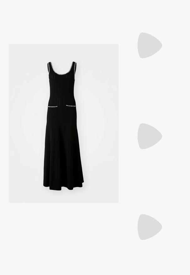 Must mustriga mustriga ja flared seeliku ning sobiva kehaga musta kudumise kleit. Omab valgeid helmeste aksessuaare kaela ümber ja taskuid. Struktuurne kangas.; Mustmust paelad, millel on terav varvas, tekstuuriga maduprindiga, reguleeritav rihm ja lühike tekstuuriga plokknina.; Hele sinine nahast ristiõlakott kuldse viimistlusega, tõmblukk, ja eesmine tasku. Omab reguleeritavat rihma mugavuse tagamiseks.; Kuldse tooni sõlm kõrvarõngad, millel on keeratud disain. Igal kõrvarõngal on ringikujuline läbipaistev tagaosa, mis tagab kindla kandmise.