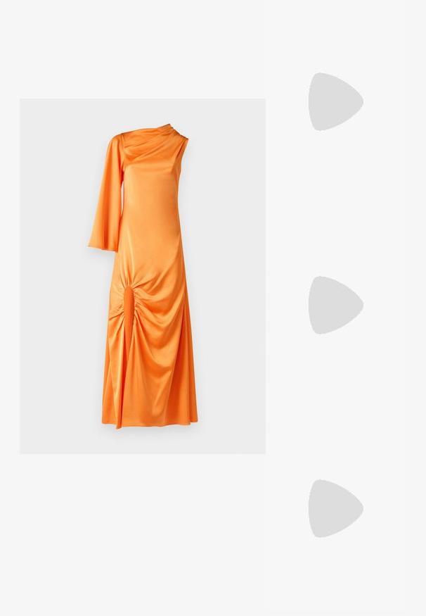 Oranžinė satino suknelė su asimetrišku iškirpimu, viena ilga rankove ir raukšlėmis šone, sukuriant draperijos efektą.; Nude patentinės odos slingback kulniukai su smailiu pirštu, atviru vampu ir plonu stiletu. Papuošta apvaliu auksiniu akcentu ant dirželio.; Austas bordo odinis delninukas su dviem trumpais rankenomis ir nuimama petine juosta. Pasižymi struktūrine forma ir lygiu paviršiumi.; Perlo gėlių auskarai su auksiniais akcentais. Kiekviena žiedlapio dalis puošia mažos, apvalios perlo formos, išdėstytos gėlių raštu, su nukarusiais perlų akcentais.