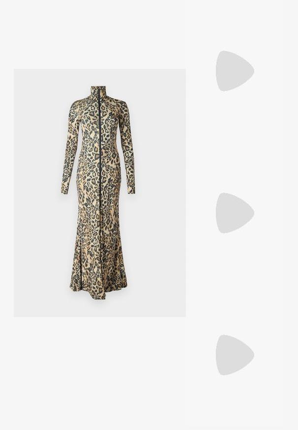 Mekko, jossa on leopardikuosi, pitkät hihat, korkea kaulus ja etuvetoketju. Sijoitetun siluetin helma levenee, valmistettu sileästä kankaasta.; Musta nahkainen korkeakorkoinen mules-malli, avoimella varpaalla, terävä muotoilu, sileä pinta ja kapea stilettokorko.; Mustapahkon nahkakäsilaukku, jossa on teksturoitu pinta, suorakulmainen muoto, säädettävä hihna ja metallinen logoelementti edessä.; Kaksi siipi-muotoista korvakorua, joissa on hopeanväristä metallia, kirkasta pyöreäpintaista strassia ja kultasävyisiä metallikoristeita kerrostetussa muotoilussa.