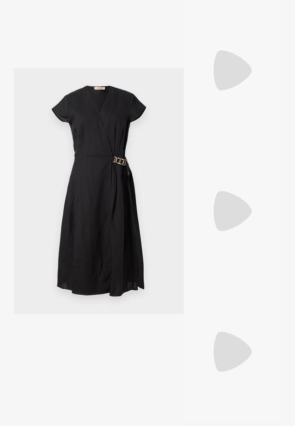 TWINSET DRESS - Dienas kleita - nero; Melnas strappy sandales ar kvadrātveida purngaliem un zemu bloku papēdi. Ievērojamas ar vairākiem plāniem siksniņām un regulējamu potītes siksniņu. Izgatavotas no gludas ādas.; Melna ādas crossbody soma ar gludu faktūru, taisnstūrveida formu un metalizētu ķēdes detaļu priekšā. Iekļauta regulējama siksna.; Zelta auskari gredzena formā ar teksturētu dizainu, kurā vienā pusē ir trīs caurspīdīgi kristālu akcenti, piedāvājot moderno ģeometrisko estētiku.