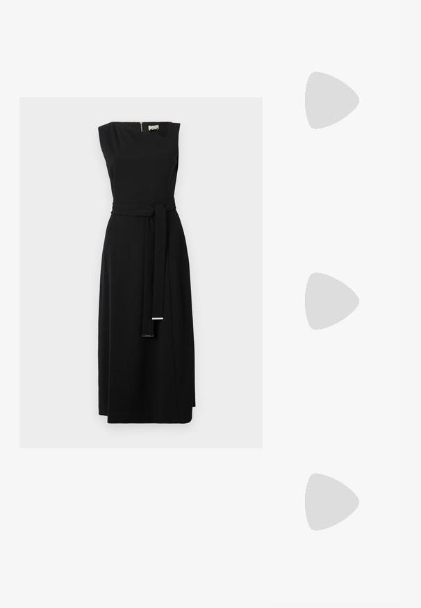 Robe noire sans manches avec un corsage ajusté, une taille ceinturée et une jupe longue et fluide. Dotée d'une fermeture éclair discrète à l'arrière et d'une texture lisse.; Des sandales noires à talons hauts avec des fines lanières au design noué, un bout carré lisse et un talon aiguille élégant.; Sac à main en métal gris clair avec une bandoulière en chaîne, orné de petits clous métalliques ronds et d'un logo de marque triangulaire.; Boucles d'oreilles en argent avec une finition lisse et brillante. Forme arrondie, conception légère, avec un fermoir à tige.