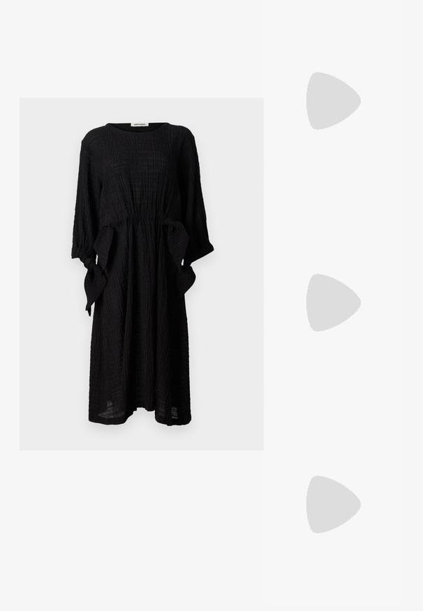 Melnas kleitas ar sarautu audumu, apaļu kakla izgriezumu, trīs ceturtdaļu piedurknēm un sasietām akcentiem jostasvietā.; Balta īsām piedurknēm T-krekls, izgatavots no ribota auduma. Apaļš izgriezums, regulāra piegriezuma un diskrēti šuvumu detaļas. Bez printiem vai grafikām.; Melna ādas baleta kurpe ar noapaļotu purngalu, gludu tekstūru, minimālu šuvju detalizāciju un elastīgu zoles dizainu.; Bordo ādas rokas soma ar atloku, zeltītām detaļām, plecu siksnu un gludu virsmu. Kompakta, taisnstūrveida forma.