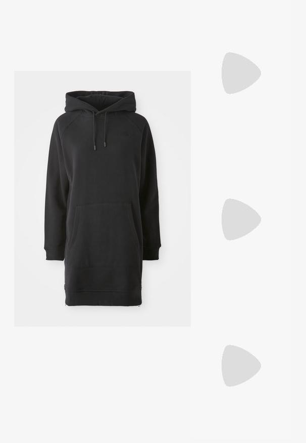 Vestido de moletom preto com capuz, bolso canguru, punhos canelados e cordões ajustáveis. Feito de um tecido suave com um corte descontraído.; Bota de cowboy em pele preta com bico pontudo, salto baixo em camadas e padrão intricado em relevo de folhas no cano. Laço na parte superior para fácil colocação.; Óculos de sol pretos em estilo cat-eye com lentes cinza escuro, armação plástica elegante, cantos pontiagudos e hastes retas. Sem hardware ou acentos visíveis.; Bolsa de couro borgonha com forma curva, com detalhes em dourado nos acessórios e fecho com zip. Apresenta uma alça de ombro destacável.