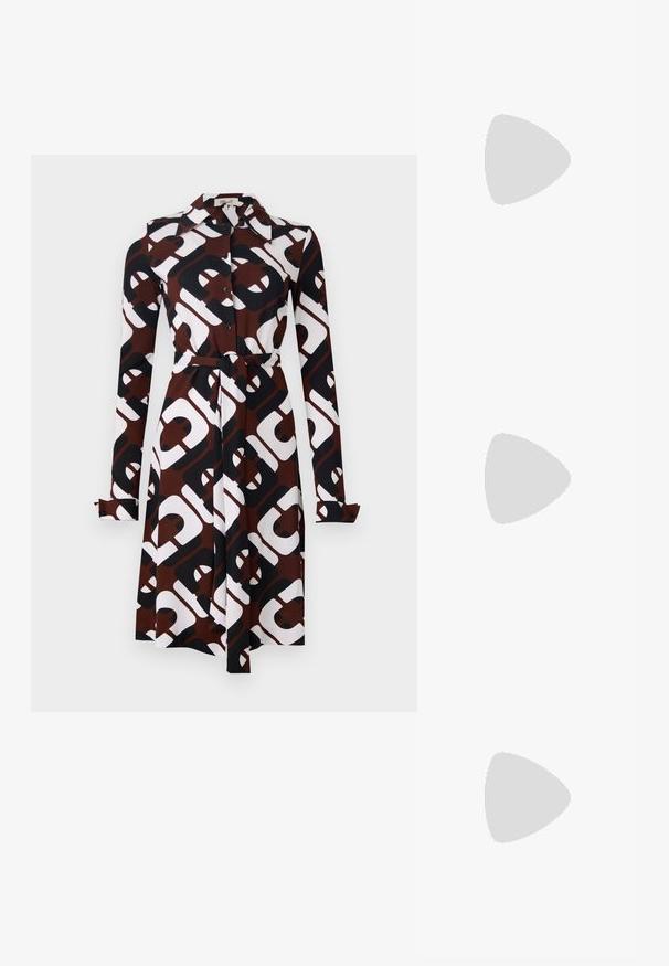Vestito con motivo marrone, nero e bianco, maniche lunghe, colletto, cintura e dettagli con bottoni. Realizzato in un tessuto liscio, presenta un design geometrico.; Scarpa slingback nera in pelle con punta affusolata, cinturini decorativi con occhielli metallici e tacco basso a blocco. Superficie testurizzata.; Borsa a tracolla in pelle nera con forma arrotondata, una tracolla ampia e una finitura testurizzata. Presenta un dettaglio di cucitura discreto e un dettaglio in metallo dorato.; Orecchini a cerchio in oro con un design liscio e arrotondato, caratterizzati da una finitura lucida. Gli orecchini hanno una forma compatta e robusta, con una chiusura senza cuciture.