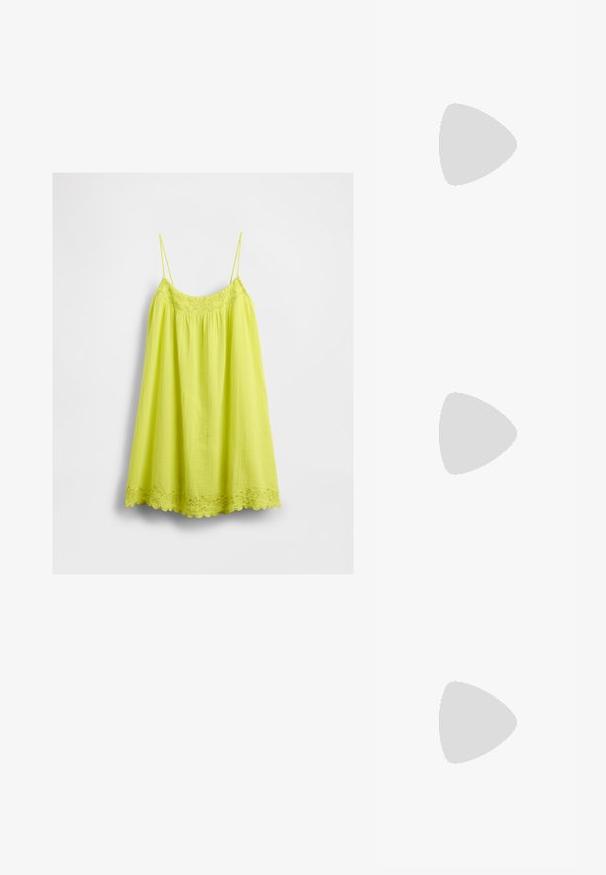 Žuta haljina bez rukava s tankim naramenicama, cvjetni vez na izrezu i rubu, lagani materijal, visi na bijeloj pozadini.; Crna lakirana slingback cipela s izduženim vrhom, remenčićima oko gležnja s srebrnim kopčama i dijelovima, te vitkim potplatom.; Zlatna metalna clutches u obliku srca s lancem i detaljem pri zatvaranju od bisera. Glatka tekstura, kompaktnog dizajna za sitnice.; Naušnice zlatne boje s teksturiranim, valovitim oblicima. Uključuju skulpturalne kopče i dizajn otvorene kružnice s kovanom završnom obradom.