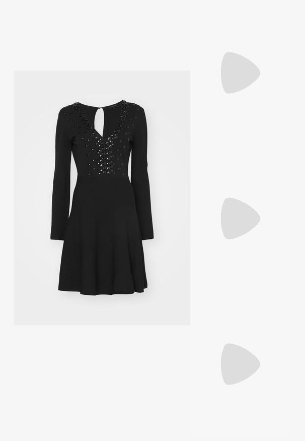 Μαύρο φόρεμα με μακριά μανίκια, εφαρμοστό κορσέ διακοσμημένο με μαύρες παγιέτες, λεπτομέρεια με άνοιγμα στην πλάτη, φούστα με καμπύλη γραμμή, λεία υφή.; Μαύρες δερμάτινες γόβες slingback με μυτερή μύτη, διαθέτοντας λεπτό τακούνι και χρυσή λεπτομέρεια στην ρυθμιζόμενη λωρίδα. Λείος υφές.; Μαύρη δερμάτινη τσάντα με δομημένο σχέδιο, που διαθέτει κομμένο σχήμα, επάνω λαβή και χρυσά μεταλλικά στοιχεία. Περιλαμβάνει ρυθμιζόμενο λουρί ώμου.; Χρυσό κρεμαστό κολιέ με ομαλό, στρογγυλό γούλι, που διαθέτει διακριτική χάραξη. Η αλυσίδα είναι λεπτή με κούμπωμα τύπου αστακού.