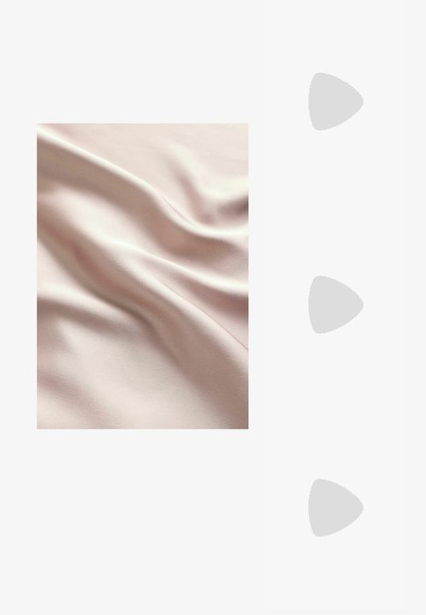 Satin tyg i mjuk rosa med en slät textur, som har mjuka vågor och en subtil lyster. Sömmar synliga överallt.; Beige slingbackklackar med spetsig tå och en låg, utsvängd klack. Tillverkade av slätt läder med en minimalistisk design och justerbar rem.; Gucci solglasögon med rektangulära bruna linser, båge i sköldpaddsacetat och guldfärgad logotypdetalj på skalmarna.; Brun läderhandväska med dubbla remmar, en rundad form, guldhardware och detalj med centralspänne. Slät textur med sömmade accenter.