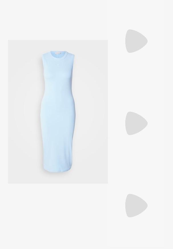 Vaaleansininen,olkaimeton midimekko vartalonmyötäisessä muodossa, valmistettu sileästä kankaasta, jossa on hienovarainen logo brodeerattuna rintaan.; Musta, kärjeltään terävä slingback-kengä, jossa on matala korko. Kengässä on sileä nahkamateriaali ja sivuilla leikkaukset hengittävyyttä varten.; Musta nahkainen olkalaukku, jossa on pehmeä rakenne, kolmion muoto ja säädettävä hihna, yhdistettynä vaaleansiniseen raidalliseen paitaan ja valkoisiin housuihin.; DKNY HEART DROP - Korvakorut - gold-coloured/cry