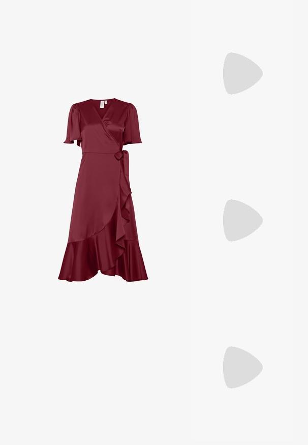 Burgundy satiini kietaisumekko lyhyillä puff-hihnoilla, sivusiteellä ja röyhelöhelman kanssa. Sujuva pinta ja imarteleva siluetti.; Musta patenttinen nahkainen slingback-kengät, joissa on terävä nenä, nilkkahihnat hopeisilla soljilla ja varusteilla sekä hoikka korko.; Kultainen metallinen käsilaukku, jossa on jämäkkä muotoilu, sileä pinta ja säädettävä olkahihna. Sisältää ainutlaatuisen kolmiomaisen muodon ja minimalistisen tikkaustyylin.; Korukultainen korvakorut, joissa on teksturoituja, aaltoilevia muotoja. Mukana on veistokselliset klipsikorvakorut ja avoin rengasmalli, jossa on vasaroitu pinta.