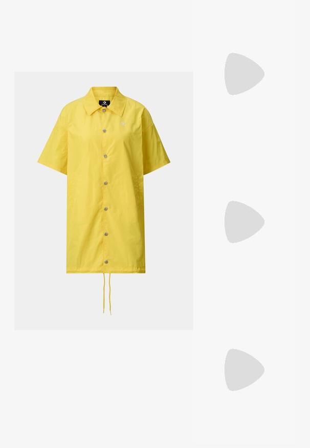 Żółty płaszcz przeciwdeszczowy z krótkimi rękawami, z przodu zapinany na napy, z ściągaczem u dołu i logo na piersi. Wykonany z lekkiego, wodoodpornego materiału.; Czarne sandały na obcasie z prostokątnym noskiem i niskim słupkowym obcasem. Posiadają wiele cienkich pasków i regulowany pasek na kostkę. Wykonane z gładkiej skóry.; Czarna skórzana torba tote o gładkiej fakturze, usztywnionym kształcie, dwóch uchwytach oraz wyraźnym srebrnym zapięciu na przodzie.; Srebrne kolczyki na kółku o gładkim, okrągłym kształcie i wypolerowanym wykończeniu. Są cienkie i lekkie, z prostym zapięciem.