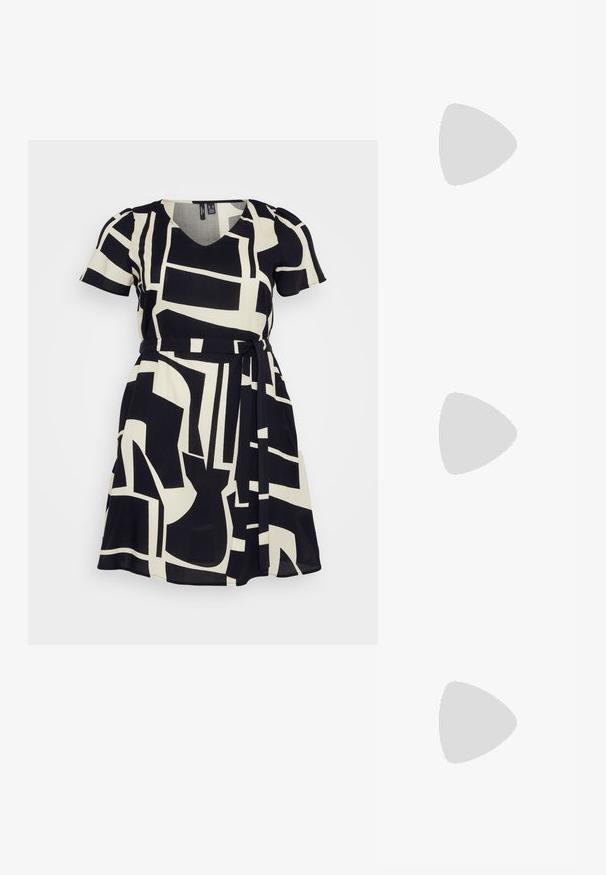 Robe noire et crème avec un décolleté en V, des manches courtes et un motif en blocs géométriques. Le design comprend une taille cintrée avec un détail à nouer.; Escarpins en cuir verni noir avec bout pointu et talon bloc géométrique. Présente un design élégant et minimaliste ainsi qu'une texture lisse.; Sac à main en cuir noir avec une forme courbée, bandoulière amovible et des accessoires en or. Le sac est doté d'un rabat avec un détail de boucle.; Boucles d'oreilles en ton argent, au design en anneau torsadé, présentant une surface texturée et des détails nervurés, sécurisées par une fermeture à tige.