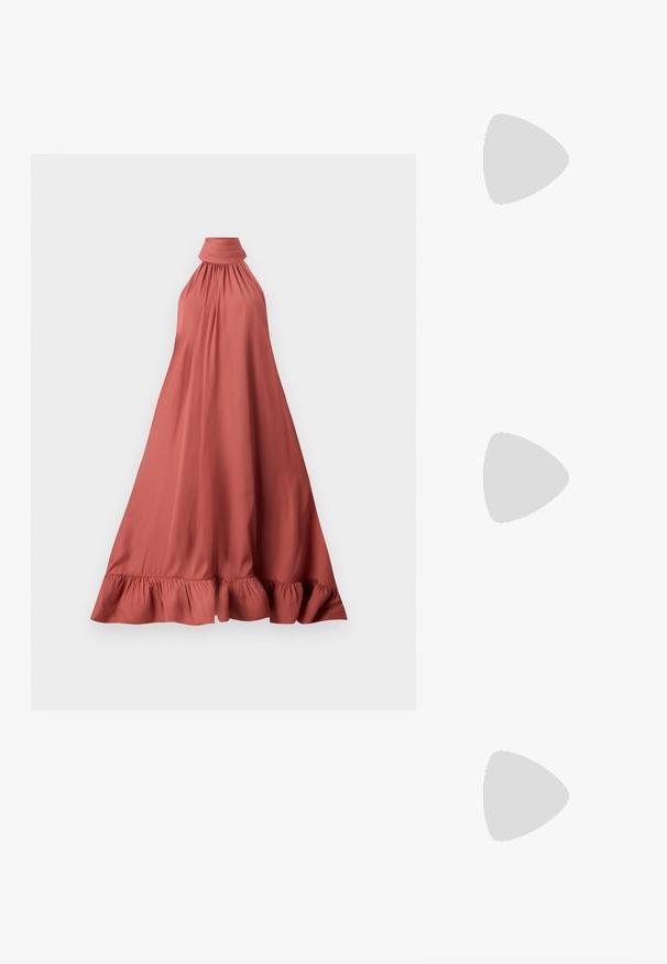 Malina SABRINA HALTER NECK RUFFLED DRESS - Juhlamekko - terracotta; Mustat korkokengät sandaalit, joissa on ohuet hihnat solmittuna, sileä neliön muotoinen varvasosa ja tyylikäs stiletto-korko.; Vaalea harmaa metallinen käsilaukku, jossa on ketjusanka. Laukku on koristeltu pienillä pyöreillä metallikoruilla ja kolmion muotoisella brändilogolla.; Hopehopeet hopehopeet hopehopeet hopehopeet, jolla on sileä, kiiltävä pinta. Pyöreä muoto, kevyt rakenne, jossa on neulakiinnitys.