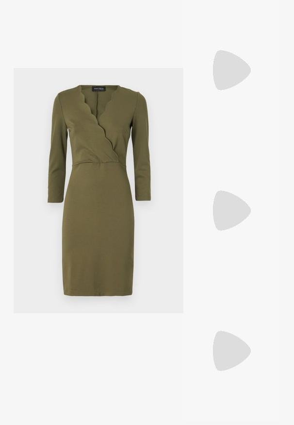 Oliwkowa sukienka z falbaniastym dekoltem w serek, długimi rękawami i dopasowanym krojem. Wykonana z gładkiego, elastycznego materiału.; Biała szpilka slingback z ostrym noskiem, gładkim materiałem wierzchnim, niskim obcasem blokowym oraz wycięciami po bokach i regulowanym paskiem z klamrą.; Okrągłe okulary przeciwsłoneczne z ciemnymi soczewkami i złotymi ramkami. Modelka nosi jasnoniebieski kardigan w prążki z guzikami i białymi rękawami w kontrastowym kolorze.; Portfel na nadgarstek marki Michael Kors w beżowej, pokrytej płótnem, z powtarzającym się wzorem logo MK, złotym okuciem i odpinanym łańcuszkowym paskiem.
