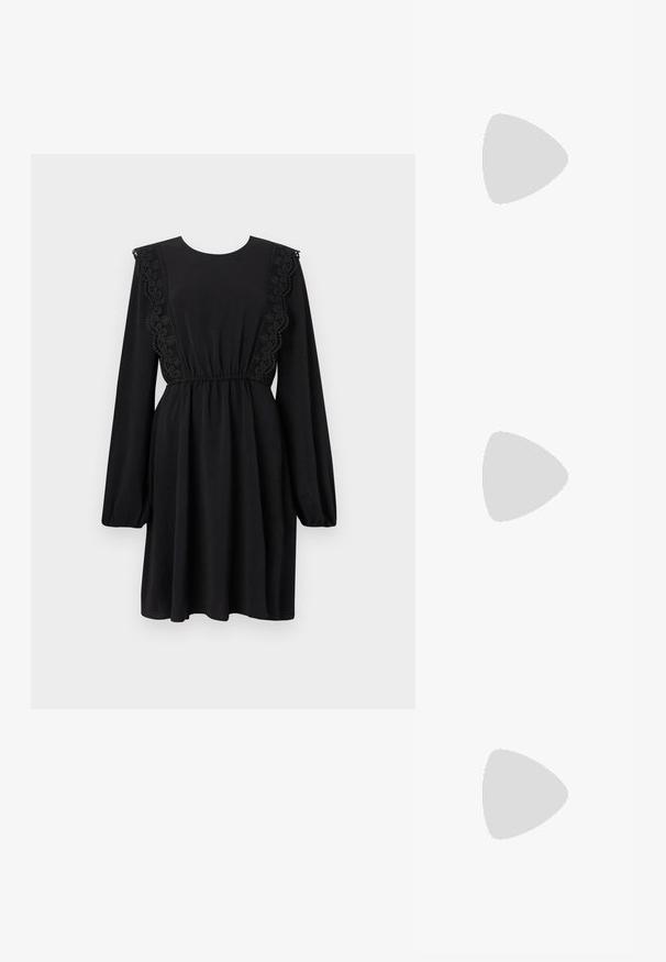 Crna haljina s dugim napuhanim rukavima, okruglim izrezom i cvjetnim čipkastim detaljima duž ramena. Elastični struk, mekani materijal, do koljena.; Crne lakirane slingback potpetice s oštrim prstom i malom blok petom, s naglaskom na srebrnoj kopči na remenu.; Crna kožna torba s lukovitim oblikom, odvojivim remenom i zlatnim detaljima. Torba ima preklop s kopčom.; Prsten u zlatnoj nijansi s organskim, uvijenim dizajnom, glatkom teksturom i suženim krajevima, koji stvara moderan, skulpturalni izgled.