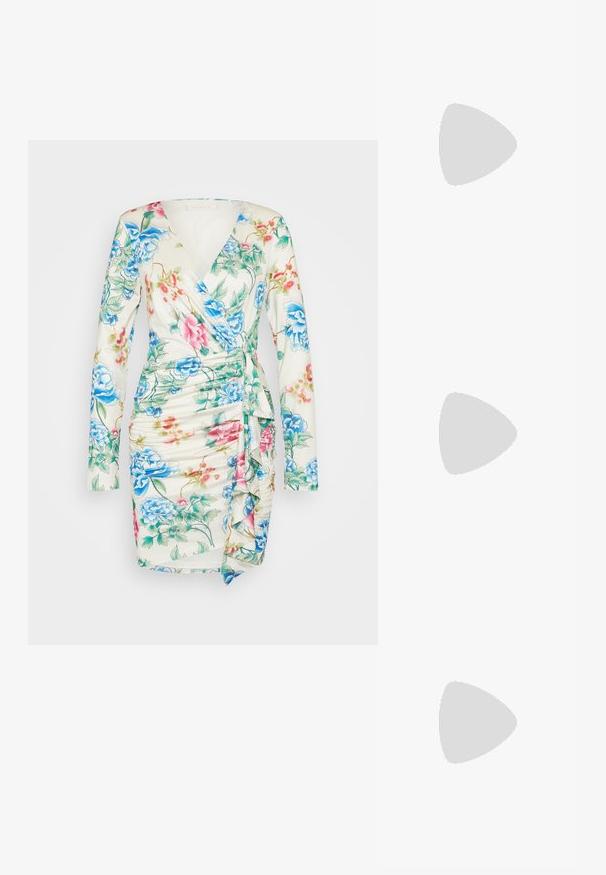 Guess EMILY - Robe fourreau - white; Sandale plate beige avec plusieurs fines lanières et une boucle réglable. La semelle est plate avec un léger contraste sombre sur le bord.; Sac à main en cuir blanc avec une forme courbée, arborant un logo "CK" embossé à l'avant et une seule bandoulière. Fermeture à glissière en haut.; Boucles d'oreilles en argent en forme de créoles ornées de multiples embellissements en cristal transparent, présentant une surface texturée et un design circulaire ouvert.