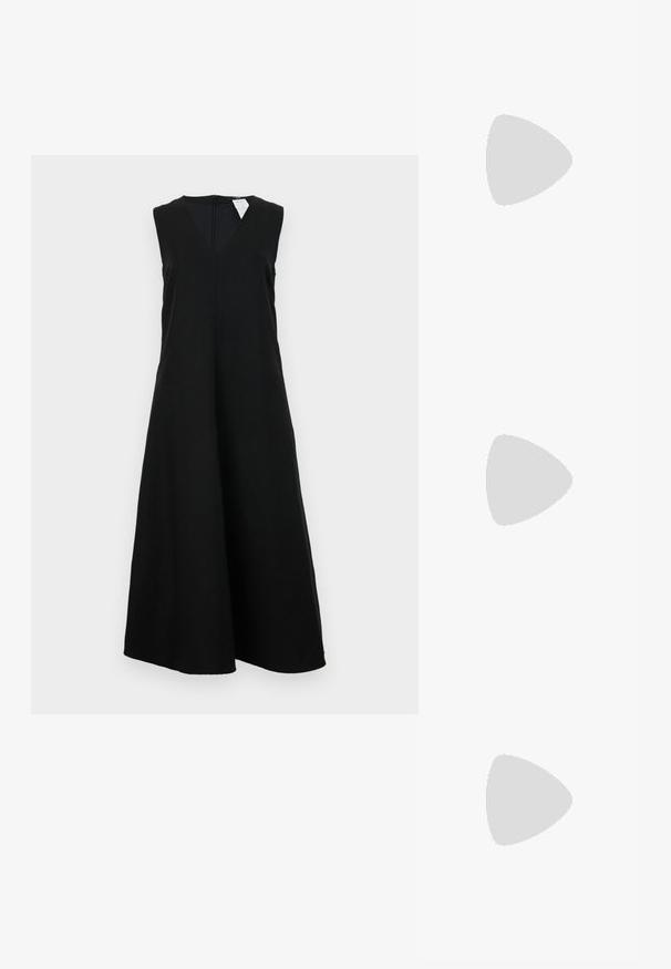 Musta ilman hihoja oleva mekko, jossa on V-pääntie, rento istuvuus ja täysi helma. Kangas näyttää sileältä ilman näkyviä kuvioita tai yksityiskohtia.; Valkoiset nahkakengät, matala malli, jossa on sileä pinta, pyöreä kärki, nauhakiinnitys edessä ja pieni brodeerattu logo sivulla.; Mustan nahka-buckettikassi, jossa on teksturoitu pinta, kultaiset metalliosat ja avoin yläosa. Ominaisuuksiin kuuluu lyhyt kahva ja säädettävä olkahihna.; Kultaketjut korvakorut, joissa on kierretystä muotoilusta valmistettu solmu. Jokaisessa korvassa on pyöreä, kirkas tausta varman käyttömukavuuden takaamiseksi.
