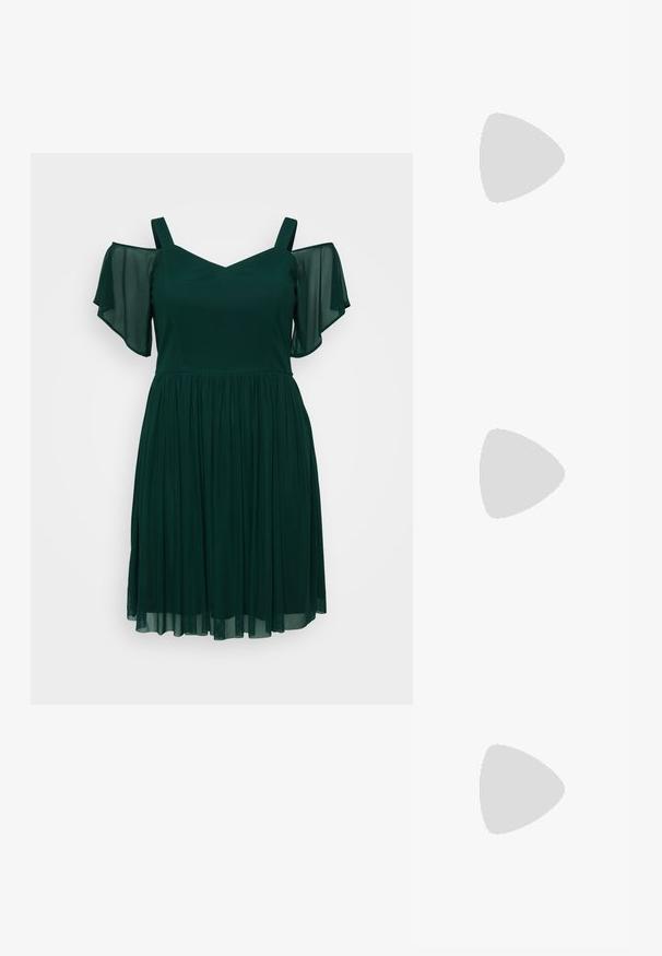 Abito verde scuro con scollatura a V, maniche corte a spalla fredda e gonna fluida al ginocchio realizzata in tessuto leggero.; Scarpa con tacco alto a punta, con una combinazione di colori argento, oro e nudo. Finitura lucida con design a ritaglio, con tacco a stiletto.; Borsa a pochette metallica argentea con una forma morbida e arrotondata e chiusura superiore annodata. Realizzata in materiale sintetico morbido.; Orecchini a cerchio in argento con un design torciglionato, caratterizzati da una finitura lucida e chiusura a perno. Misurano circa 3 cm di diametro.