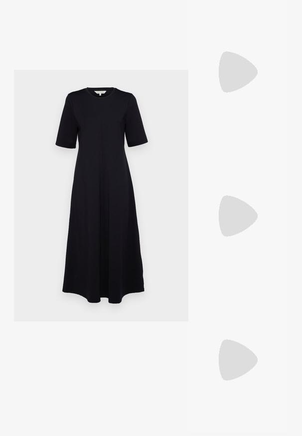 Crna haljina s kratkim rukavima i okruglim izrezom. Ima uski korpus i lepršavu suknju. Napravljena je od laganog materijala.; Srebrna slingback salonska cipela s oštrim prstom, metalik završnom obradom, dva dekorativna remena i vitkim potplatom s crnim vrhom.; Crna kožna torba s glatkom teksturom. Ima podesivu naramenicu i elegantan, minimalistički dizajn s zatvaranjem na patentni zatvarač.; Srebrna dvostruka prsten s glatkom, poliranom površinom. Karakterizira ga fluidan, zakrivljen dizajn s preklapajućim sekcijama za moderan izgled.