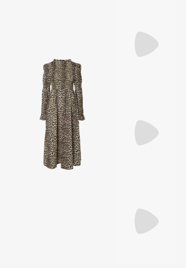 Klänning med leopardmönster, lång ärm, smockad byst, hög halsringning och flytande siluett. Tillverkad av mjukt, lätt material.; Svarta lackläder slingback klackar med spetsig tå och geometrisk klack. Har en elegant, minimalistisk design och slät yta.; Svart läderhandväska med en böjd form, avtagbar rem och guldiga detaljer. Väskan har ett lock med en spänndetalj.; Ring i guldutförande med en organisk, vriden design, slät yta och avsmalnande ändar, vilket ger ett modernt, skulpturalt utseende.