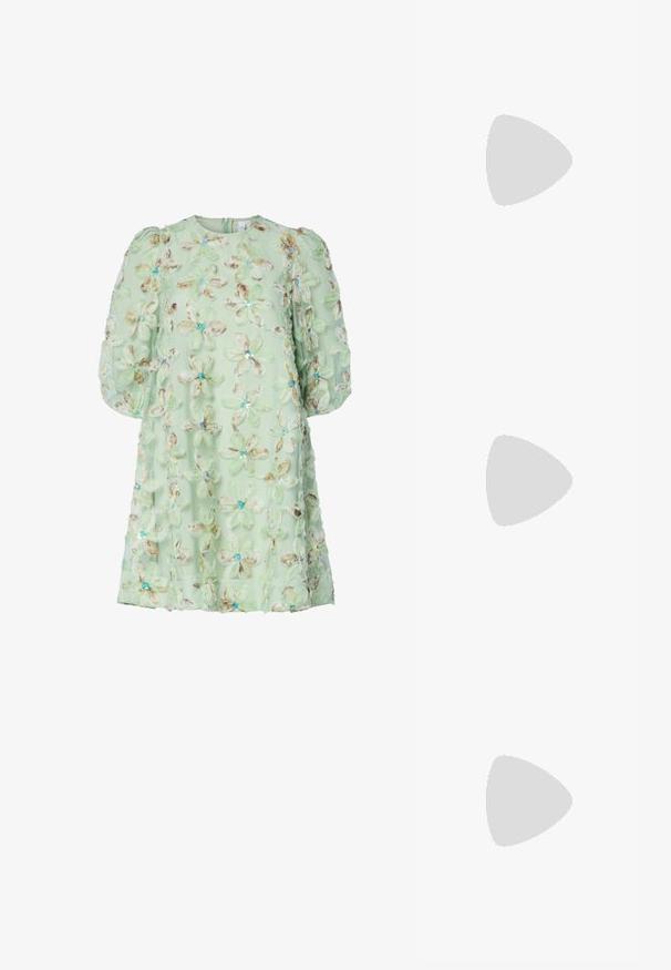 Lys grønn kjole med rund hals, puffede ermer, og stoffblomster utsmykket med paljetter og detaljerte sting.; Sorte patentlær slingback-sko med spiss tå, ankelremmer med sølvspenner og detaljer, og en slank hæl.; Gullfarget metallisk håndveske med en strukturert design, glatt tekstur og justerbar stropp. Har en unik trekantet form og minimalistisk søm.; Gullfargede øredobber med teksturerte, bølgete former. Inkluderer skulpturelle klipsstuds og åpen hoop-design med en hamret finish.