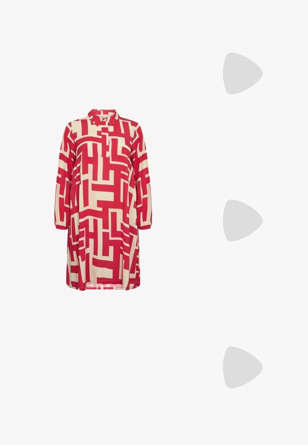 Punainen ja beige kuvioitu mekko, jossa on kauluskangas, kolmivartiset hihat ja geometrisia kuvioita koko kankaan alueella.; Ruske avto čevlji s peto, odprti spredaj, z gladko mat površino, ki imajo ukrivljen dizajn in prozorno, stožčasto peto.; Ruutukuvioiset ruskeat aurinkolasit, joissa on suorakulmaiset kehykset, kultaiset metalliset varret ja vaaleanruskeat linssit. Tyylikäs muotoilu, ei näkyviä logoja.; Kudottu olkilaukku ruskeilla nahkaosilla, kahdella kahvalla ja irrotettavalla hihnalla. Koukkumainen muoto, jossa tukeva pohja.