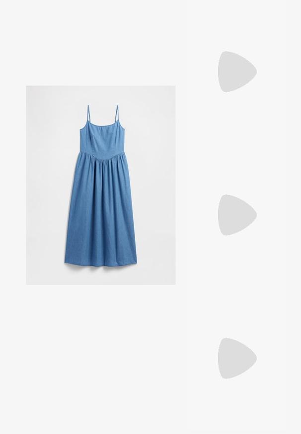 Ermeløs blå denim midikjole med tettsittende overdel, tynne stroppar og rynket liv.; Hvit bomull t-skjorte med et stort, lyst rødt hummermotiv på fronten. Korte ermer og standard rund hals-design.; Hvit høy-skinn kanvas sneakers med svart gummisåle, gummitåhette foran og seks hull for snorer, med et rent, minimalistisk design.; Rød lærveske med en vinklet, geometrisk design. Har en enkelt justerbar stropp og en klaffelukking med sydd detaljer.