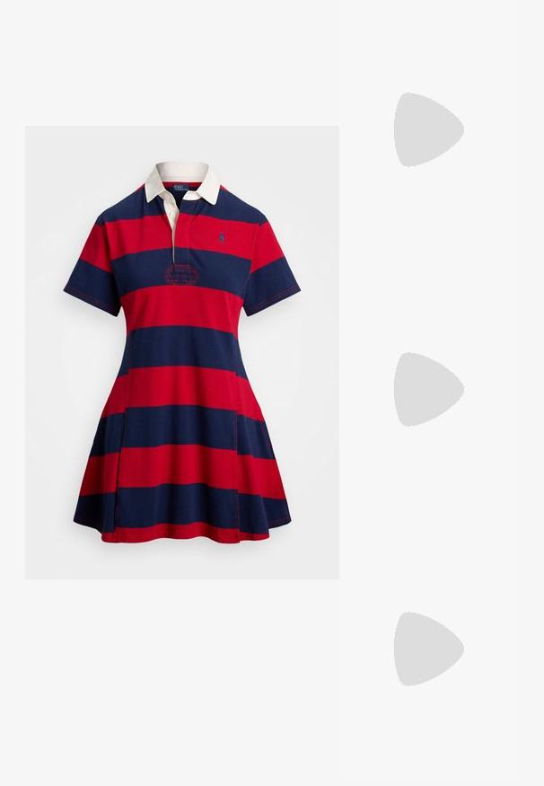 Vestido polo listrado em vermelho e azul-marinho, com colarinho branco, mangas curtas e um logótipo bordado. Feito de tecido de algodão com uma saia evasé.; Sapatilhas de couro brancas, design de cano baixo, com textura suave, biqueira redonda, atacadores à frente e um pequeno logótipo bordado na lateral.; Bolsa em forma de meia-lua de couro preto com um detalhe em metal dourado, apresentando um fecho de zíper. Usada de forma transversal sobre um suéter cinza.; Brincos de pressão em tom dourado com um design torcido. Cada brinco possui uma base circular transparente para um uso seguro.