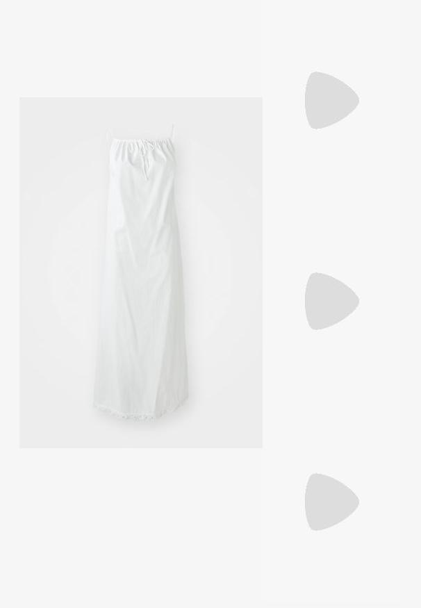 Rochie maxi din bumbac alb, cu bretele spaghetti ajustabile, decolteu plisat și detalii cu margine ondulată. Textură netedă și design fluid.; Sandelă din piele neagră cu vârf pătrat, curele subțiri, curea ajustabilă la gleznă și toc mic. Prezintă un mic accent auriu pe curea.; Ochelari de soare cu un cadru octagonal alb, margini negre și lentile gri. Detaliul cu logo-ul auriu pe lateral adaugă un accent distinctiv.; Geantă de mână din piele quinoa neagră, cu vârf adunat, curea din lanț auriu și formă rectangulară, ținută pe un fundal simplu.