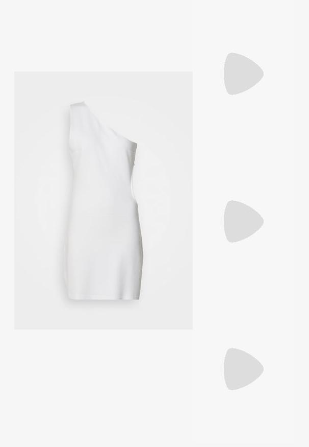 Fête Impériale OUREA DRESS - Dzsörzéruha - white; Beige lakkbőr magassarkú szandál, kereszttartós kialakítással, nyitott orral, állítható bokapánttal és tömbsarokkal. Sima textúrával.; Kék gyöngyökkel díszített táska, amely strukturált téglalap alakú, texturált felülettel és vastag gyöngysorral. Lánc részlet is található rajta.; Göndör barna haj, világos bőrszín, arany fülbevalót visel. A háttér semleges szürke, a téma arcának jellemzőire összpontosít.