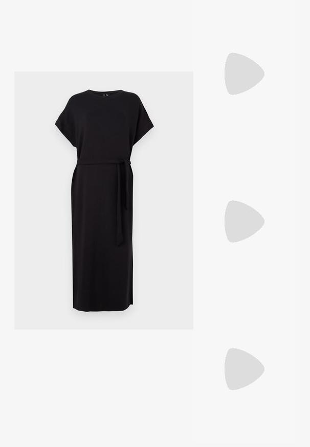 Crna haljina kratkih rukava s okruglim izrezom, bočnim prorezima i pojasom oko struka, izrađena od glatkog, lepršavog materijala.; Cipele s visokom potpeticom i špicastim vrhom u srebrnoj, zlatnoj i nude boji. Sjajan finiš s izrezbarenim dizajnom, s potpeticom u obliku stiletto.; Srebrna metalik torbica s mekim, zaobljenim oblikom i čvorastim zatvaranjem na vrhu. Izrađena od glatke sintetičke kože.; Srebrne okrugle naušnice s minimalističkim dizajnom. Kružni oblik, glatka tekstura i tanak profil. Lagane s poliranim završetkom.