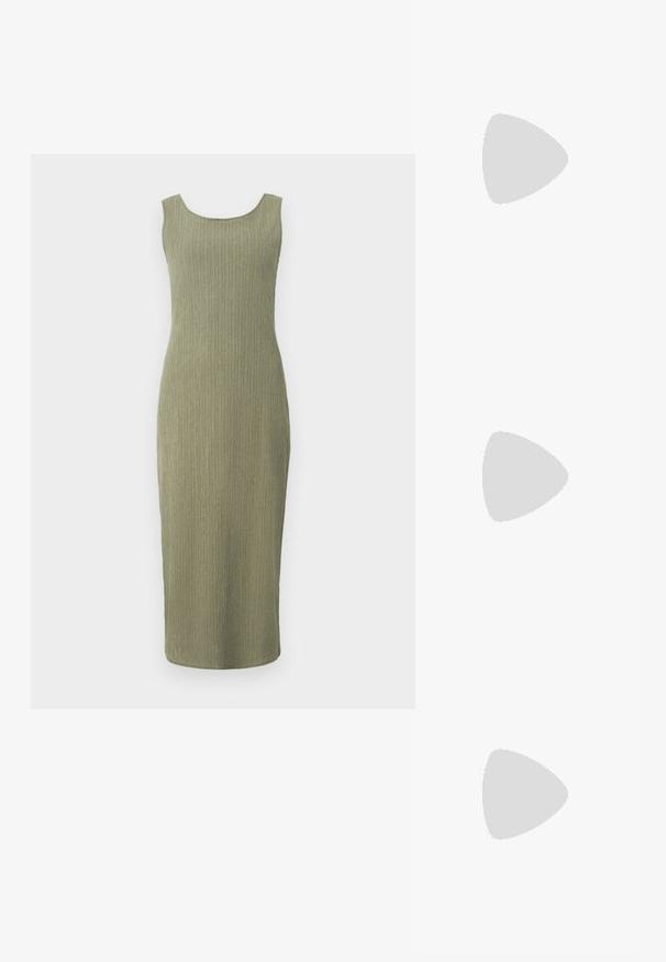 Pletené olivovozelené šaty s úzkym strihom, okrúhlym výstrihom a rebrovanou textúrou. Dĺžka po kolená, bez rukávov.; Čierne lakované kožené sandále na vysokom podpätku s remienkom okolo členku a zlatou sponou, otvorenou špičkou a štíhlým ihlovým podpätkom na jednofarebnom pozadí.; Čierna kožená vedro taška s textúrovaným povrchom, zlatými kovovými detailami a otvoreným vrcholom. Obsahuje krátku rukoväť a nastaviteľný ramenný popruh.; Strieborné zámky v tvare srdca so vygravírovanými nápismi "ÁNO" a "NIE", leštený povrch, symetrický dizajn a robustný kovový uzáver.