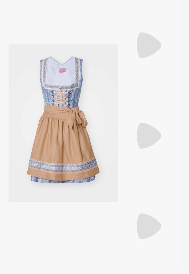 Dirndl tradicional con un corpiño de patrón azul, frente con cordones y una falda beige acampanada que presenta un lazo en la cintura y adornos decorativos.; Zapatos de tacón slingback de charol negro con punta afilada y tacón geométrico en bloque. Presentan un diseño elegante y minimalista, así como una textura suave.; Bolso tote de cuero negro con textura lisa, forma rectangular y dos asas largas. Sin herrajes ni adornos visibles.; Tres pares de pendientes: grandes aretes de perlas blancas, aros de oro con piedras preciosas transparentes, y dos pendientes largos y rectos de oro con detalles brillantes.