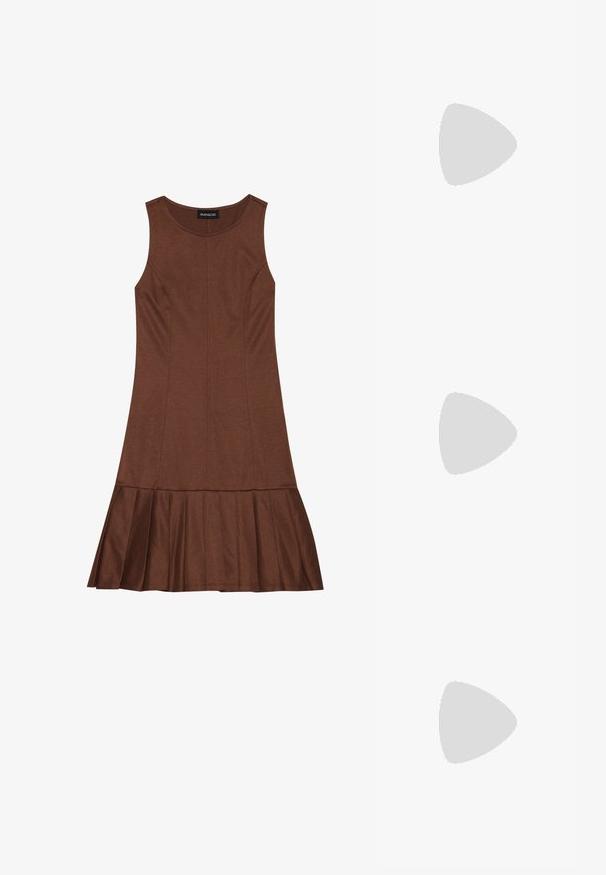 Abito senza maniche marrone con top aderente e orlo sflessato a pieghe, realizzato in un materiale liscio con dettagli di cucitura visibili.; Scarpa slingback in vernice nera con punta affusolata, cinturini alla caviglia con fibbie in argento e accessori, e tacco sottile.; Borsa a mano metallica dorata con un design strutturato, superficie liscia e tracolla regolabile. Presenta una forma triangolare unica e cuciture minimaliste.; Orecchini in tono oro caratterizzati da forme ondulate eTexture. Comprendono chiusure clip-on scultoree e un design a cerchio aperto con finitura martellata.