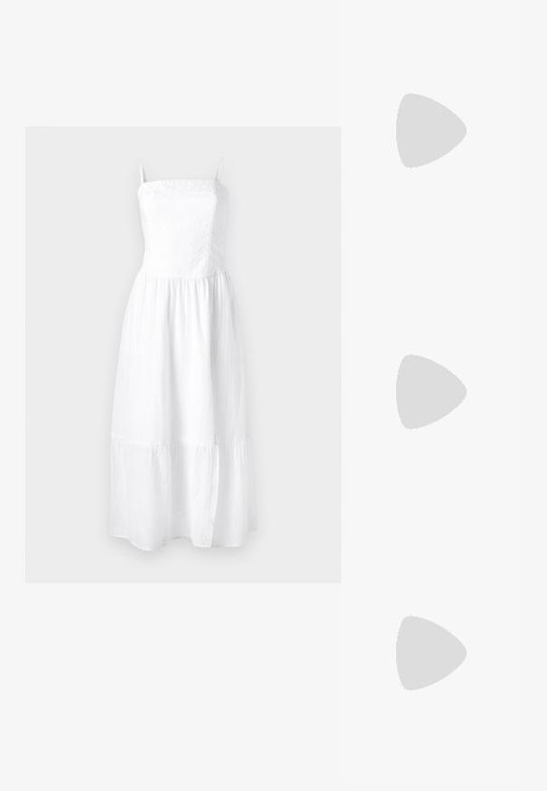 Vit linnemaxi-klänning med justerbara spagettistövlar, smockat liv och lager på lager-skirt. Lätt textur för komfort och andningsförmåga.; Guld, metalliska slingback-klackar med spetsig tå och chunky klack. Slät textur, minimalistisk design och en smal rem.; Guldfärgad metallhandväska med en strukturerad design, slät textur och justerbar rem. Har en unik triangulär form och minimalistisk sömnad.; Örhängen i guldton med texturerade, vågiga former. Inkluderar skulpturala clip-on-stift och öppen hoop-design med hamrad finish.