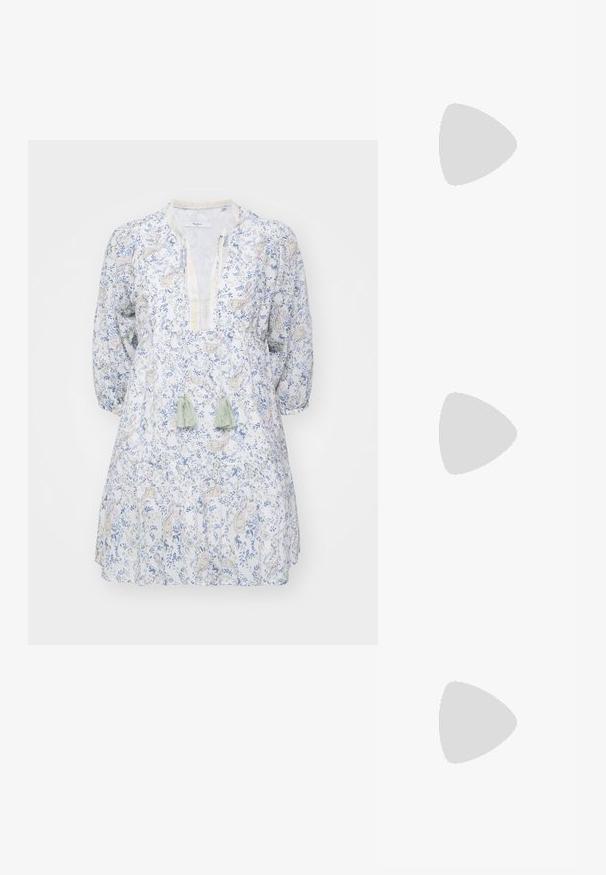 Rochie din bumbac ușor, cu un model floral în nuanțe de albastru și galben, decolteu în formă de v și mâneci lungi tip puff. Include ciucuri verzi.; Pantofi cu toc slingback din piele lacuită neagră, cu vârf ascuțit și toc geometric. Prezintă un design elegant, minimalist și o textură netedă.; Geantă din piele neagră, cu o formă curbată, curea detașabilă și accesorii aurii. Geanta are un capac cu un detaliu tip cataramă.; Patru perechi de cercei din argint: două modele elegante de cercei cerc, unul texturat și unul acoperit cu mici pietre strălucitoare transparente.