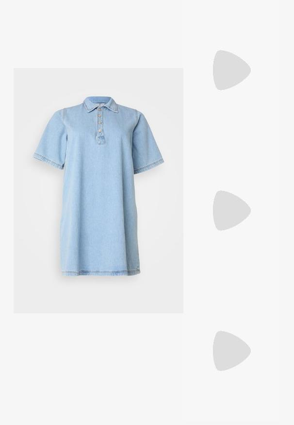 Απαλό μπλε τζιν φόρεμα με μυτερό γιακά, κοντά μανίκια και πέντε κουμπιά· διαθέτει λεπτομέρειες ραφής στο στρίφωμα και στα μανίκια.; Ασημένια ψηλοτάκουνα παπούτσια slingback με μυτερή μύτη, μεταλλική φινέτσα, δύο διακοσμητικές λωρίδες και λεπτό τακούνι με μαύρη άκρη.; Λευκή συνθετική τσάντα σε τριγωνικό σχήμα, με επίπεδη μπροστινή καπάκι και λεπτομέρεια φιόγκου, ρυθμιζόμενο λουράκι, απαλή υφή και μινιμαλιστικό σχέδιο.; Χρυσά σκουλαρίκια με υφή, κυματιστά σχήματα. Περιλαμβάνουν γλυπτικά κλιπ-σε σκουλαρίκια και σχέδιο ανοιχτού σκουλαρικιού με σφυρήλατη επιφάνεια.