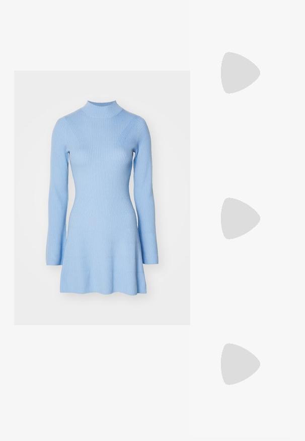 FROM FUTURE Pulóverruha - baby blue; Fekete, hegyes orrú, slingback cipő alacsony sarkával, sima bőrből készült, oldalt kivágott deisgnal a légáteresztőképesség érdekében.; Fehér bőrtáska ívelt formájú, elöl feltűnő "CK" logóval, egyetlen vállpánttal. Cipzáras zárás a tetején.; Három fémgyűrű: az egyik rose gold, a másik texturált akcentusokkal ellátott arany, a harmadik pedig ezüst, mindegyiken gravírozott márkajelzés található a belső sávon.