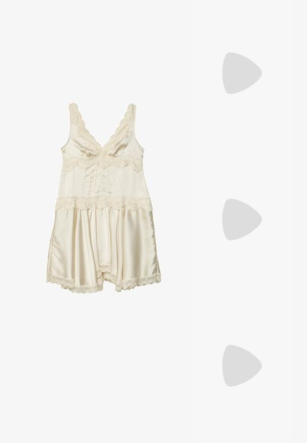 Krémová saténová noční košile s krajkovým lemem, s výstřihem do V, nastavitelnými ramínky, plisovaným živůtkem a rozšířenou sukní se scalloped okrajem.; Hnědé kožené vysoké boty na kolena s kulatou špičkou, texturovaným povrchem a nízkým patem s podstavcem. Obsahují boční panel a poutko na horní části.; Hnědé želvovinové brýle s oválnými skly, tenkými bočními nohami a průhlednými akcenty. Obsahují decentní logo na stranu. Elegantní, lehký design.; Bílá obdélníková psaníčko vyrobené z lesklého materiálu, se stříbrným řetízkovým popruhem. Modelka pózuje a předvádí tašku na jednobarevném pozadí.