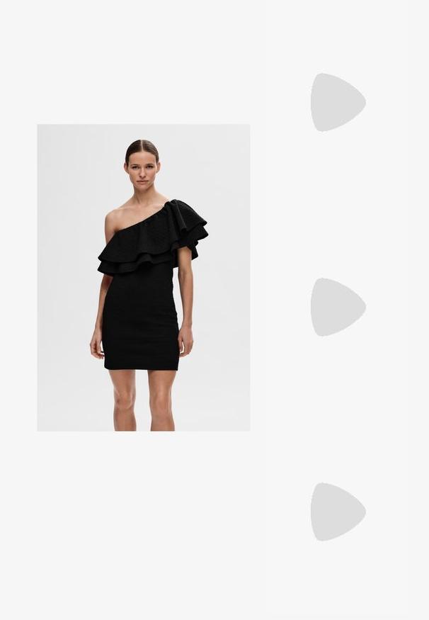 Selected Femme SLFIRENA ONE SHOULDER SHORT DRESS - Trikotāžas kleita - black; Melnas ādas sūkņi ar smailu purngalu un zemu bloku papēdi. Iezīmēts ar potītes siksniņu ar zelta krāsas sprādzi. Gluda tekstūra.; Melni pārmērīgi lieli saulesbrilles ar gradāciju lēcām, biezām rāmja malām un zeltainas krāsas ķēžu detaļām uz tempļiem.; Melnā somiņa ar strukturētu formu, gludu tekstūru un metālu sprādzi. Saskaņota ar platām melnām biksēm un sandālēm ar atvērtu purngalu uz koka grīdas.