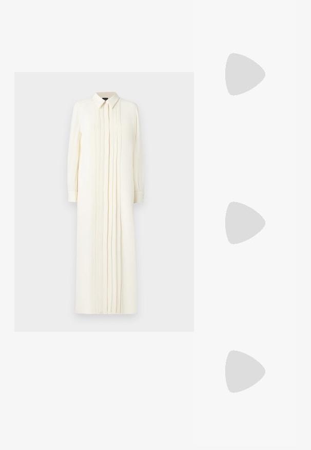 Długa, kości słoniowej sukienka z zapięciem na guziki przy kołnierzy, z pionowymi plisami z przodu, długimi rękawami z mankietami zapinanymi na guziki, wykonana z lekkiego materiału.; Biały, krótki, długi rękaw koszuli wykonanej z bawełny. Posiada zapięcie na guziki z przodu, kieszeń na piersi oraz małe czarne logo w lewym dolnym rogu.; Czarny skórzany but na odkrytej pięcie z pointed toe, ozdobiony plecionym akcentem i plisowanym wzorem górnej części. Płaska podeszwa z minimalnymi elementami.; Brązowa skórzana torebka niezbyt miękka w dotyku, o kanciastym kształcie i charakterystycznym górnym uchwycie. Posiada wzorzystą wplecioną taśmę.