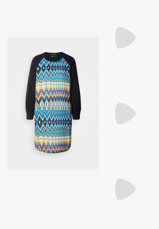 Rochie grafică cu un model colorat în zigzag, cu tonuri de albastru, negru și portocaliu; mâneci lungi negre; croială lejeră; material moale.; Sandale slingback din piele neagră cu vârf ascuțit, având un toc subțire și un accent de culoare aurie pe curea ajustabilă. Textură netedă.; Geantă de umăr din piele neagră, cu un design structurat, având o formă tăiată, mânere superioare și accente din aur. Include o curea de umăr ajustabilă.; Cercei din argint în formă de cerc cu un design texturat, ce prezintă striții verticale. Formă circulară cu un sistem de închidere sigur. Finisaj neted.