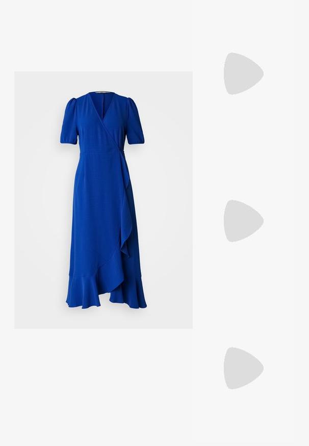 Robe bleue en style envolé avec des manches courtes à volants, un décolleté en V profond et un ourlet à volants. Fabriquée en tissu texturé, avec un détail de lien sur le côté.; Chaussure slingback en cuir verni noir avec un embout pointu, des brides de cheville avec des boucles en argent et des éléments en métal, et un talon fin.; Sac à main en cuir noir avec une forme courbée, bandoulière amovible et des accessoires en or. Le sac est doté d'un rabat avec un détail de boucle.; Boucles d'oreilles dorées présentant des formes texturées et ondulées. Comprend des clips sculpturaux et un design de créoles ouvertes avec une finition martelée.