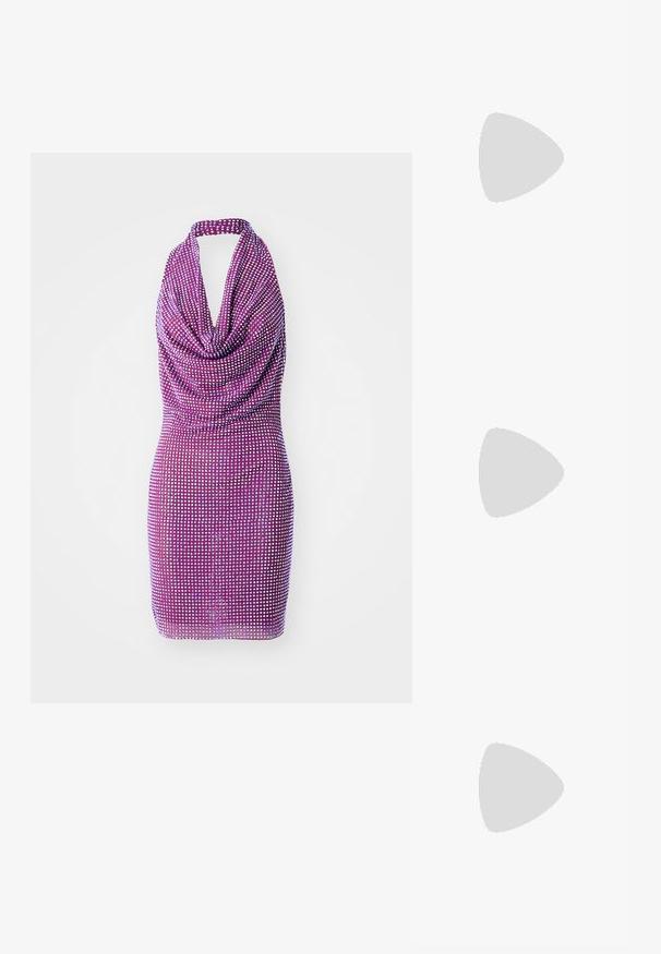 Violet halter tipo suknelė su klostytu priekiu ir visą paviršių puošiantis blizgučių raštas. Prigludusi siluetas su lygiu paviršiumi. Trumpa ilgis.; Juodi šlepetės su kvadratiniu pirštu ir žemu bloku kulnu. Yra keli ploni dirželiai ir reguliuojamas kulkšnies diržas. Pagaminti iš lygios odos.; Juodas odinis per petį nešiojamas krepšys turi lygų paviršių, stačiakampio formą ir metalinę grandinėlę priekyje. Pridedama reguliuojama dirželis.; Sidabrinis dvigubas žiedas su lygiu, poliruotu paviršiumi. Pasižymi sklandžiu, kreiptu dizainu su persipinančiomis dalimis, suteikiančiomis modernų išvaizdą.