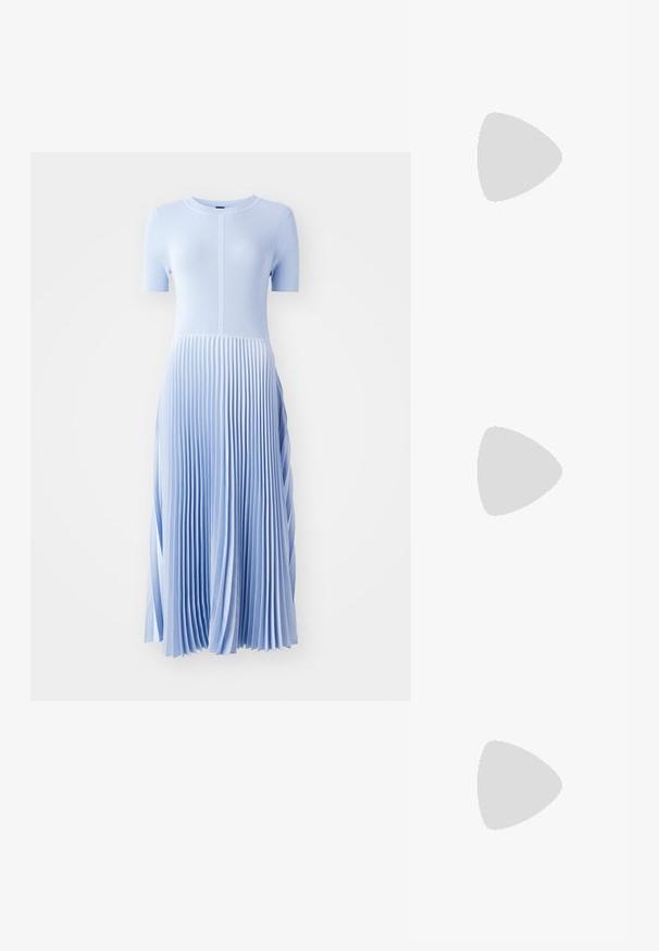 Abito plissettato di colore azzurro chiaro con un top aderente a coste e una parte inferiore svasata e strutturata, che mostra plissé verticali e un collo rotondo.; Scarpa slingback nera con punta affilata e tacco basso, realizzata in pelle liscia e con un design a taglio laterale per favorire la traspirabilità.; Borsa nera con doppi manici corti e tracolla removibile. Materiale simile alla pelle liscia con chiusura a zip e dettaglio del logo.; Orecchini a cerchio argentati con un design liscio e curvo. Presentano una finitura metallica lucida e una chiusura a perno. Nessun motivo o accentuazione visibile.