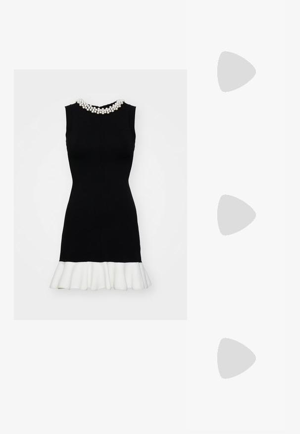 sandro ROBE DAY PELES MINI VOLANT  - Strickkleid - noir/ecru; Schwarze Lack-Slingback-Pumps mit spitzem Zehenbereich, versehen mit strukturiertem Schlangenprint, verstellbarem Riemen und einem kurzen, strukturierten Blockabsatz.; Schwarze Leder-Umhängetasche mit zwei vorderen Taschen, goldenen Schnallen, Reißverschluss und einem schmalen Tragegurt. Texturierte Oberfläche und kompakte rechteckige Form.; Ohrringe in Goldfarbe mit einem rechteckigen, durchsichtigen Kristall, der unter einer Reihe kleiner, runder klarer Akzente hängt. Elegantes, modernes Design.