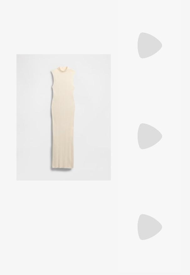 Ribbet strikket ermeløs kjole i off-white, med høy faux hals og en tettsittende silhuett som når ankelen.; Sorte patentlær slingback-sko med spiss tå, ankelremmer med sølvspenner og detaljer, og en slank hæl.; Gullfarget metallisk håndveske med en strukturert design, glatt tekstur og justerbar stropp. Har en unik trekantet form og minimalistisk søm.; Gullfargede øredobber med teksturerte, bølgete former. Inkluderer skulpturelle klipsstuds og åpen hoop-design med en hamret finish.